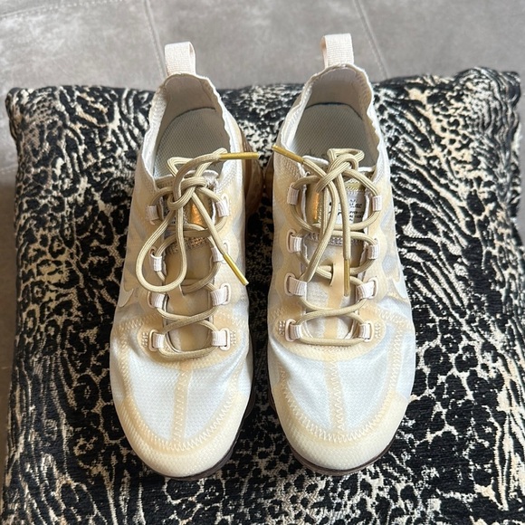 Nike Cream Sneakers with Woven Upper and Cushioned Sole - Picture 1 of 11